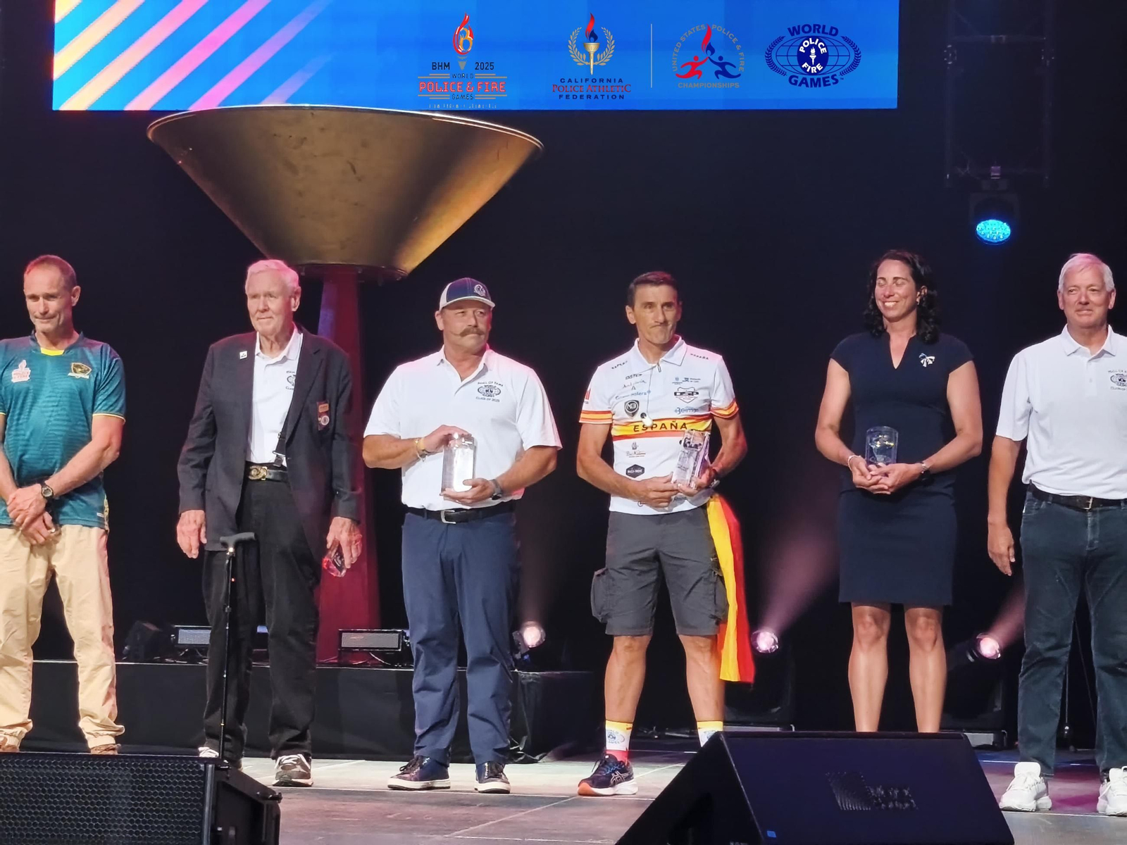 Francisco Medina, el cuarto por la izquierda, con su trofeo.