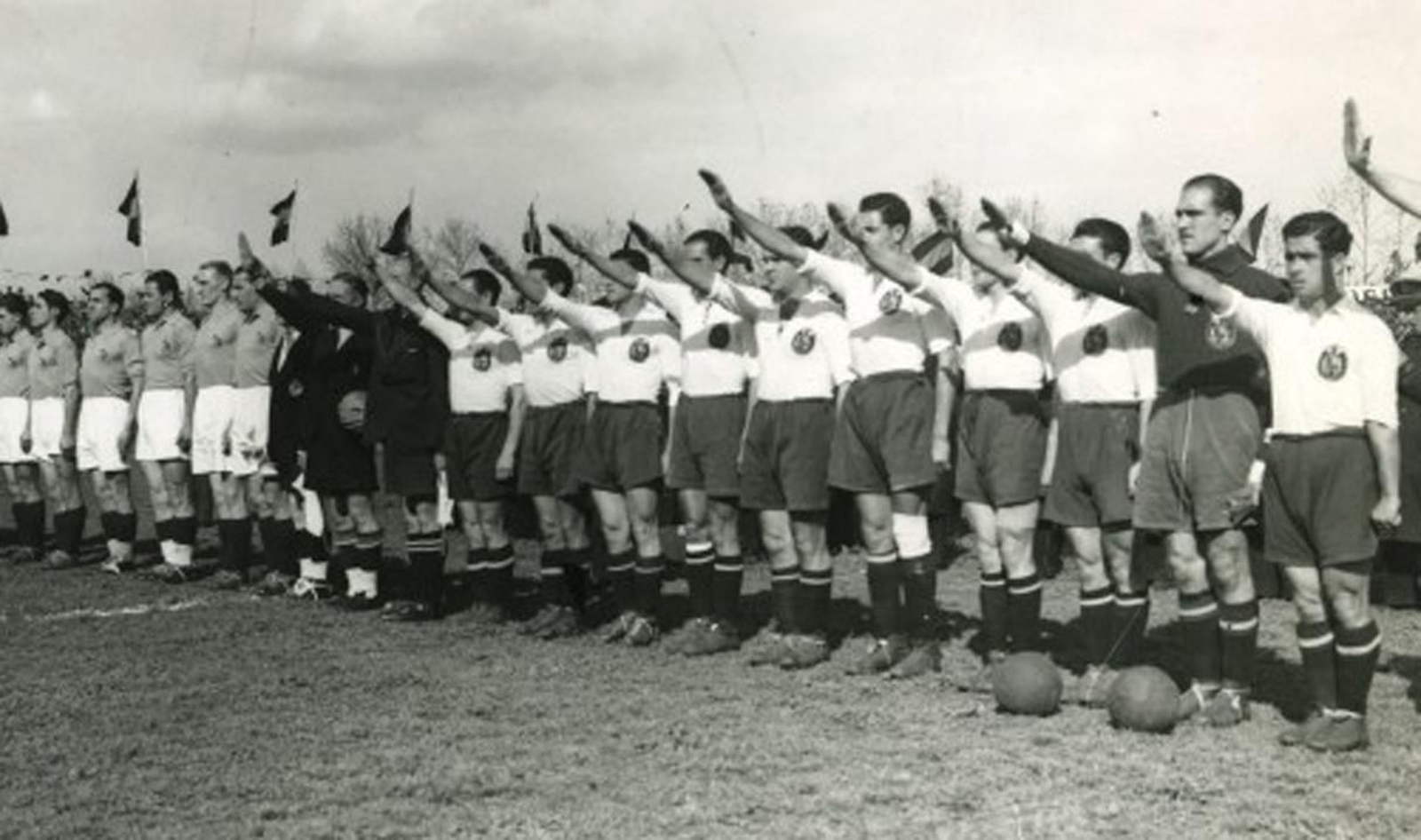 1942 hace 75 añosNormas sobre el Himno Nacional, cantos y saludo nacional