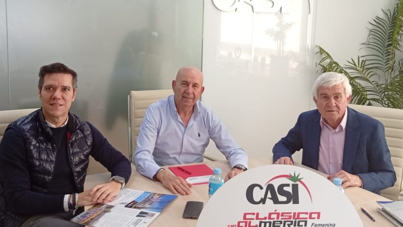 José Muñoz, y Antonio Bretones, en la firma del convenio entre la organización de la carrera y la empresa almeriense.