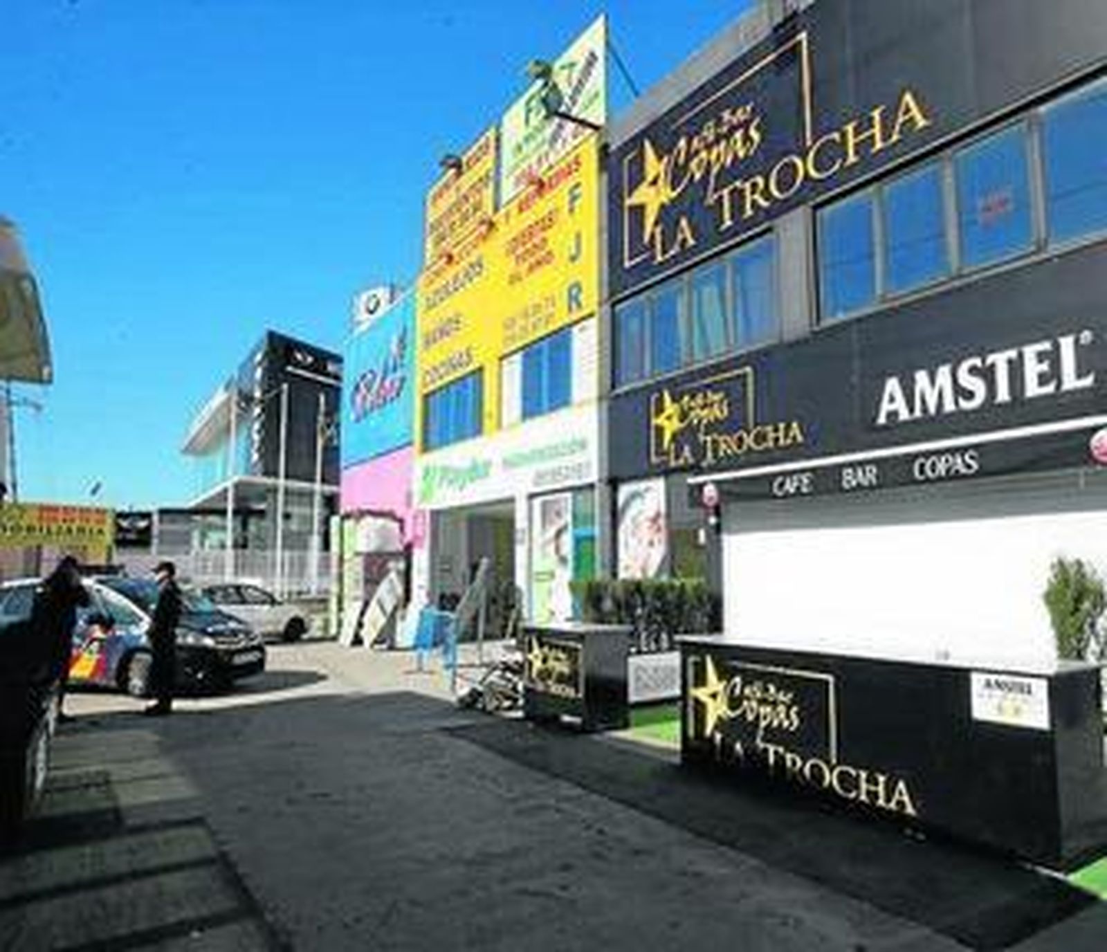 La Policía, el sábado, ante el bar La Trocha.