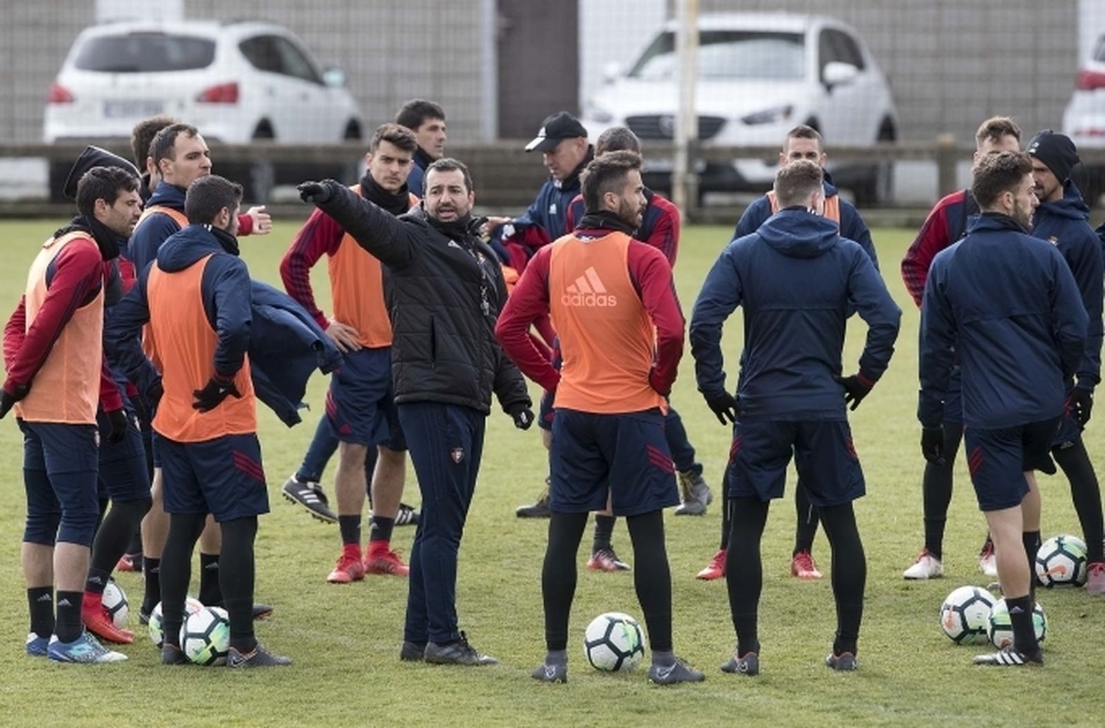 Diego Martínez, técnico osasunista, ayer con sus jugadores.