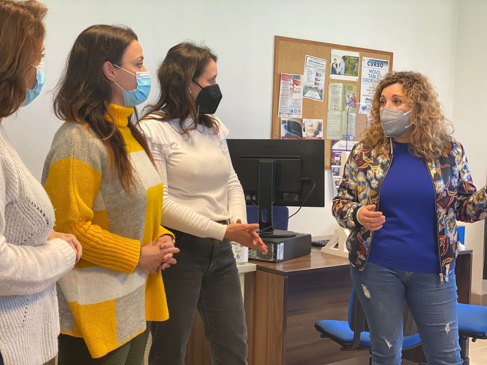 La concejala de Formación y Empleo, Ana Sumariva, con personal del programa Andalucía Orienta.