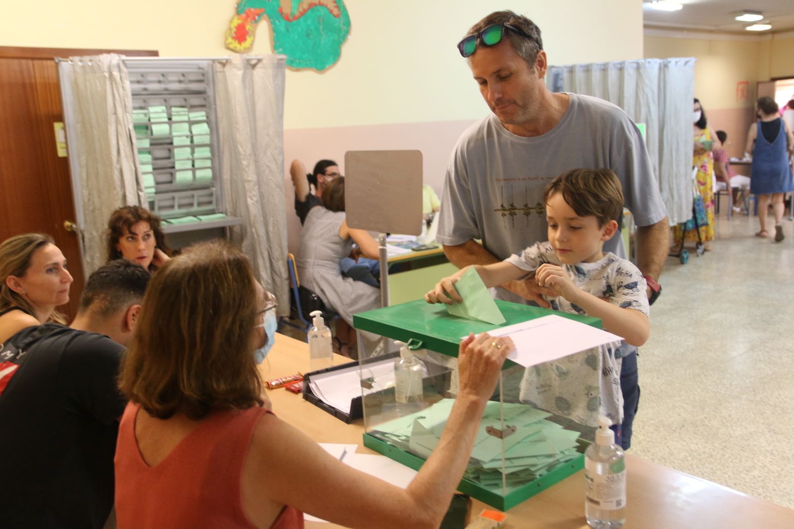 Imágenes de la votaciones en Almería al parlamento andaluz