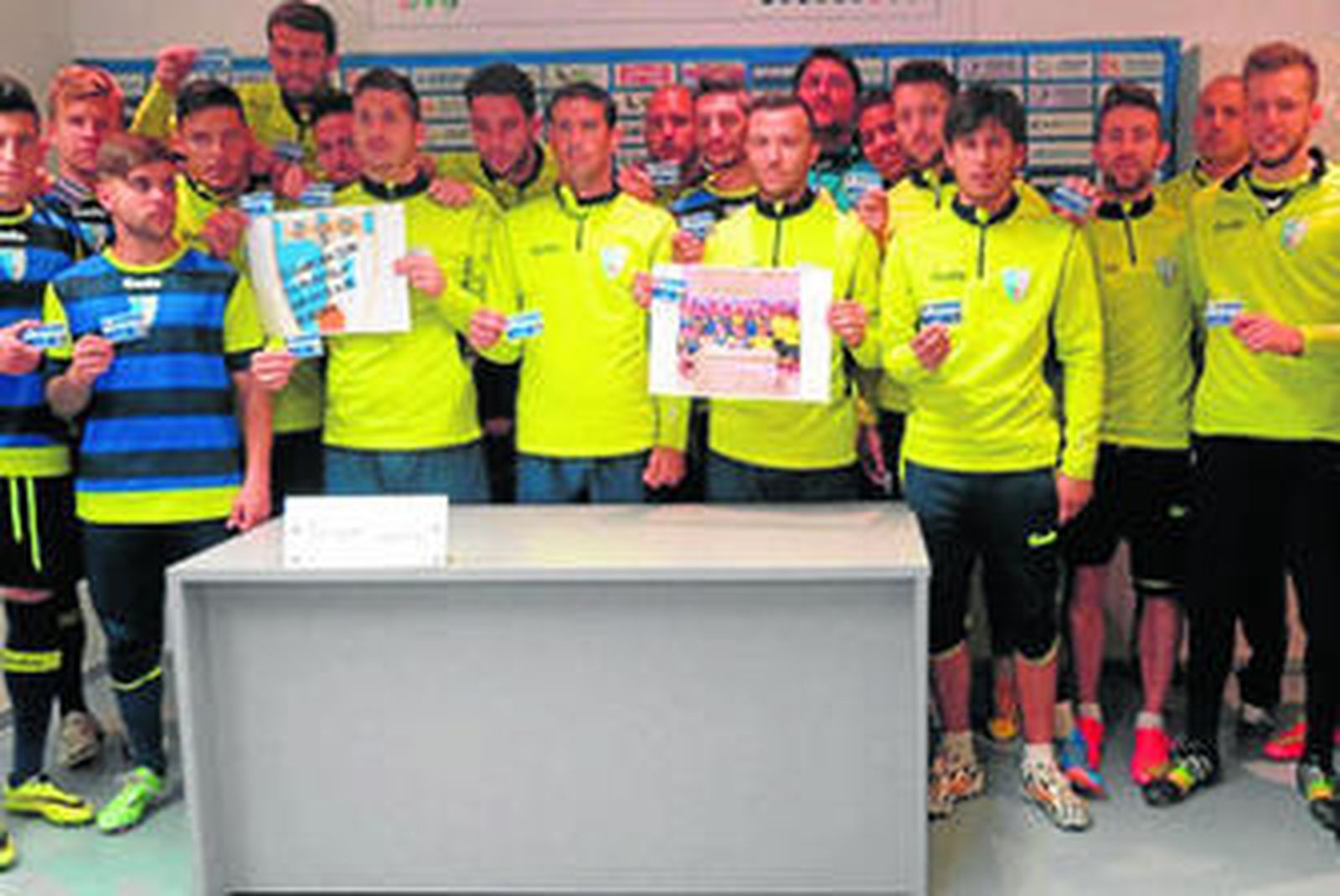 La plantilla del Lucena, en la presentación de la campaña de abonos.