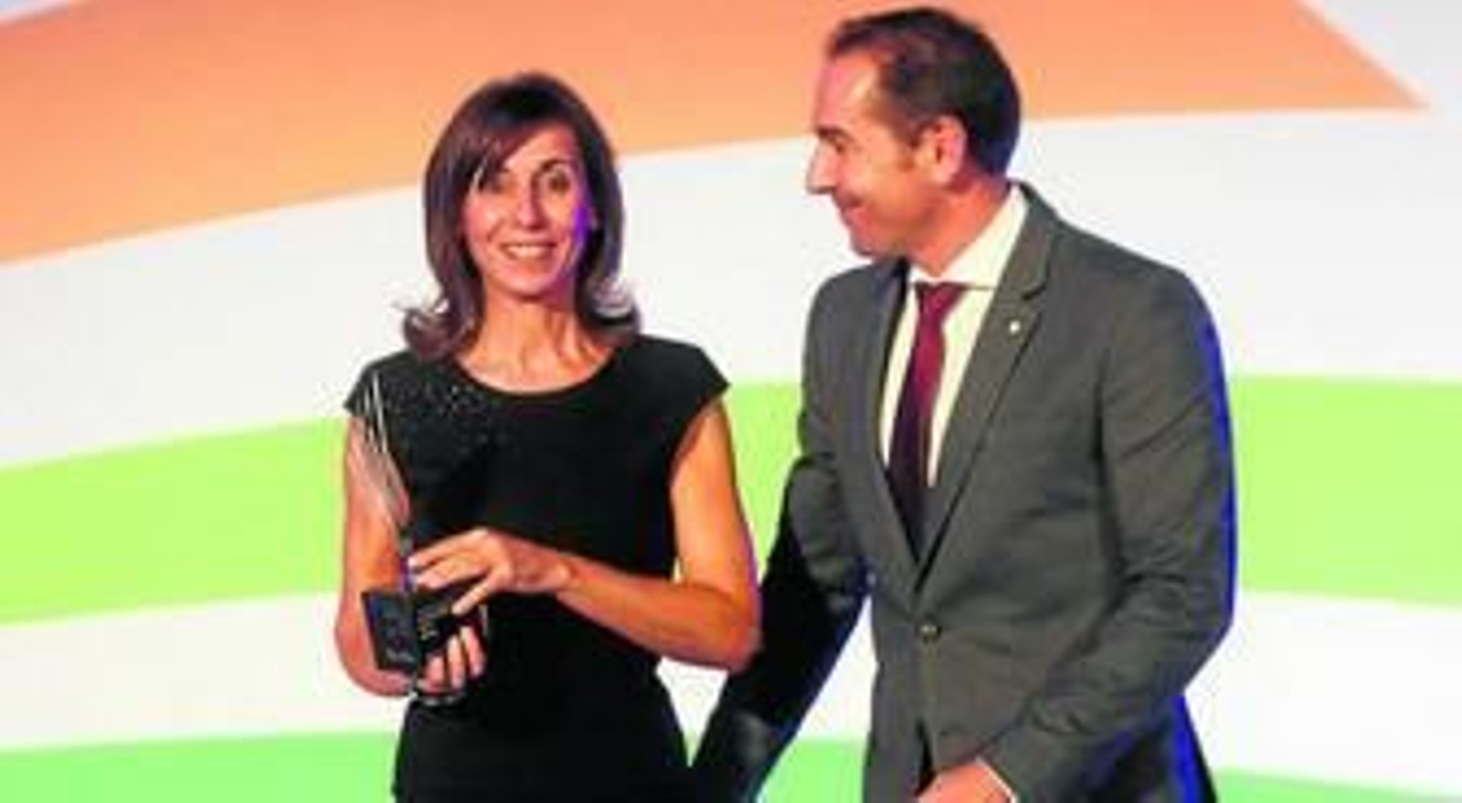 Toñi Martín, madre de Carolina Marín, recoge el premio en nombre de su hija, ayer en Córdoba.