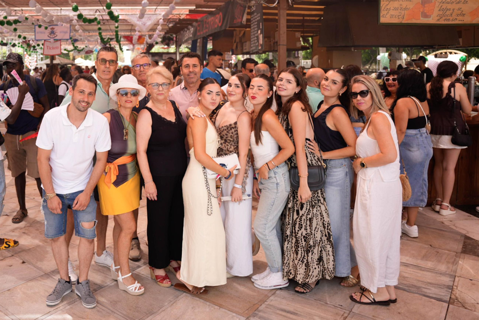 Los almerienses disfrutan del miércoles en la feria de día