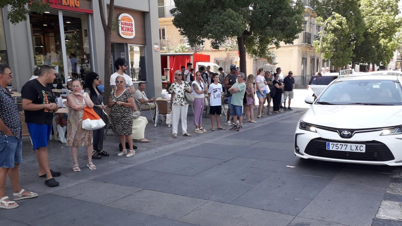 Cola de personas a la espera de un taxi en San Juan de Dios. Cola de personas a la espera de un taxi en San Juan de Dios.