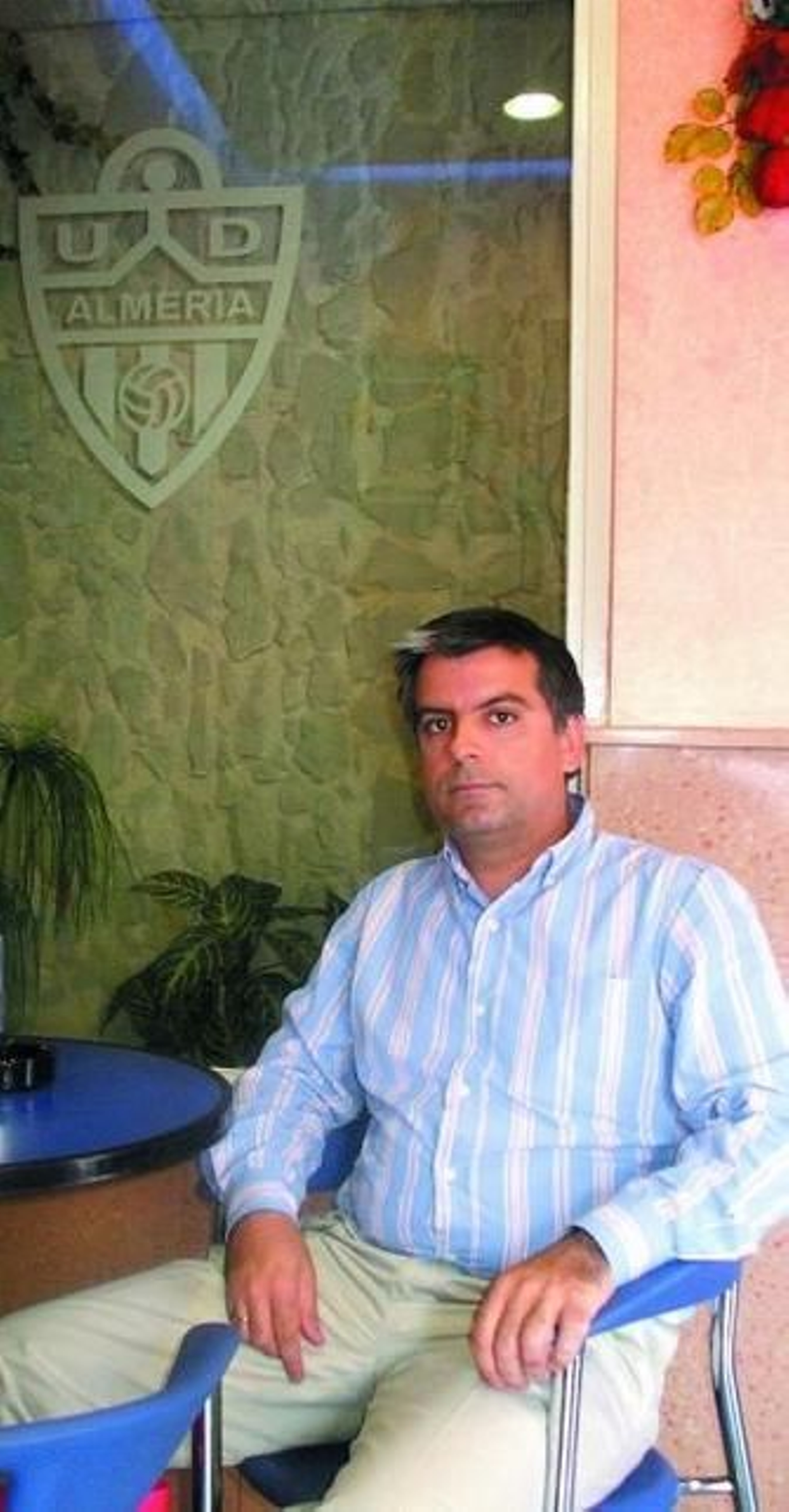 Antonio Jesús, en la Flor de Valencia con el escudo al fondo.