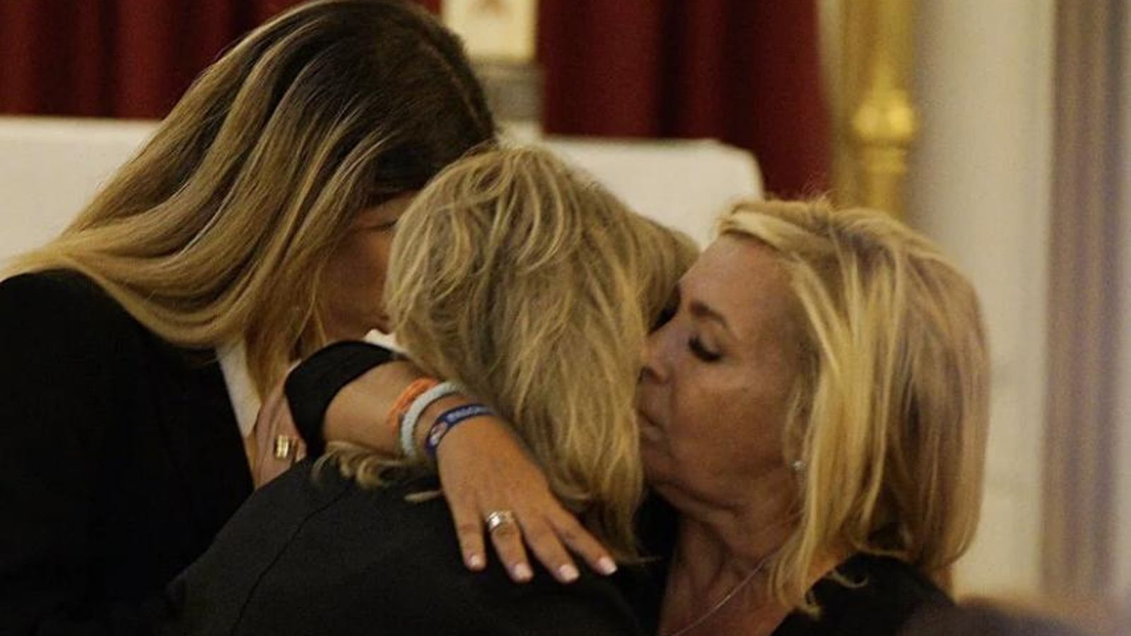 Terelu Campos y Carmen Borrego en el funeral de María Teresa Campos