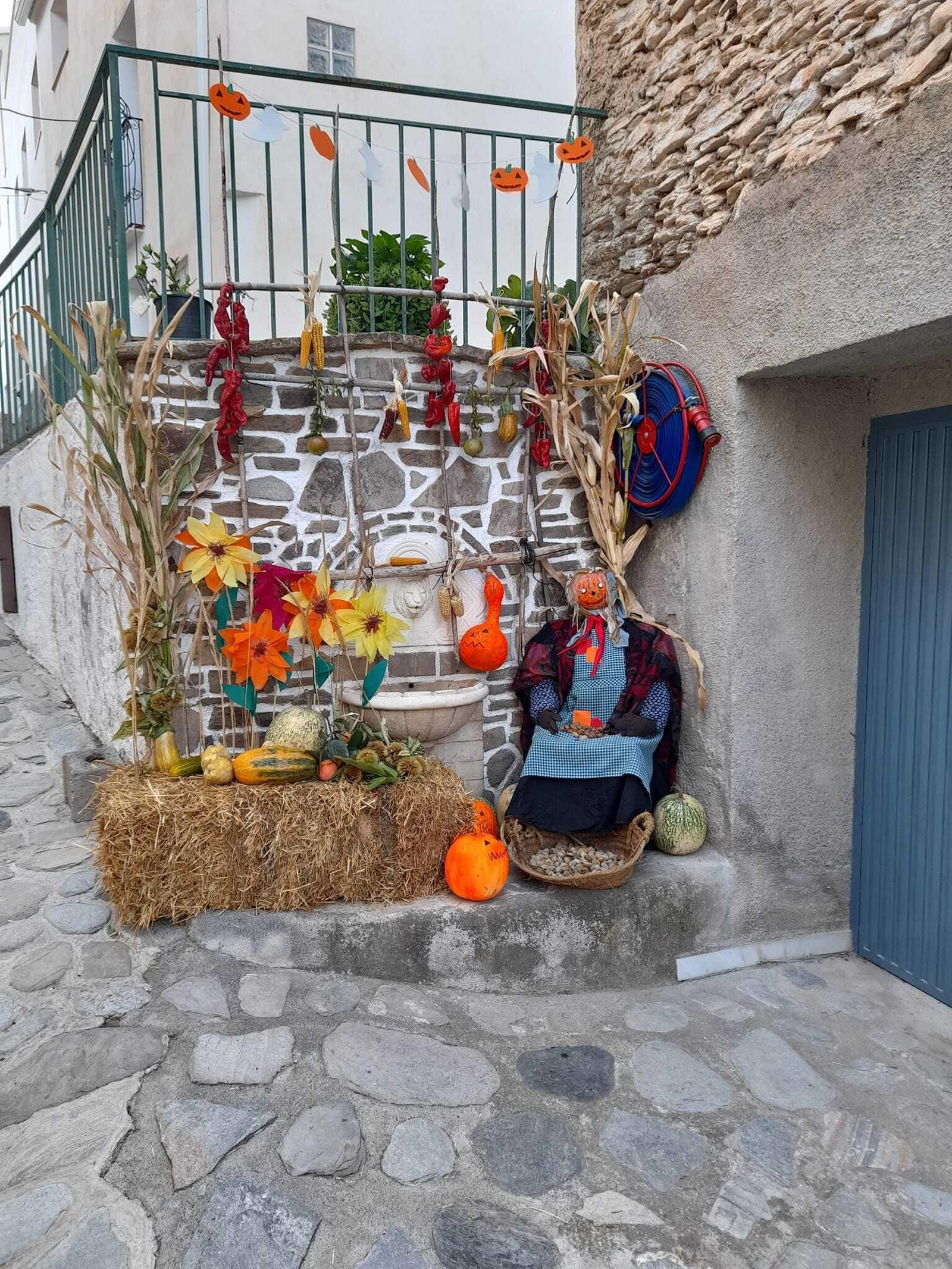 Bacares viste sus calles de otoño como reclamo turístico
