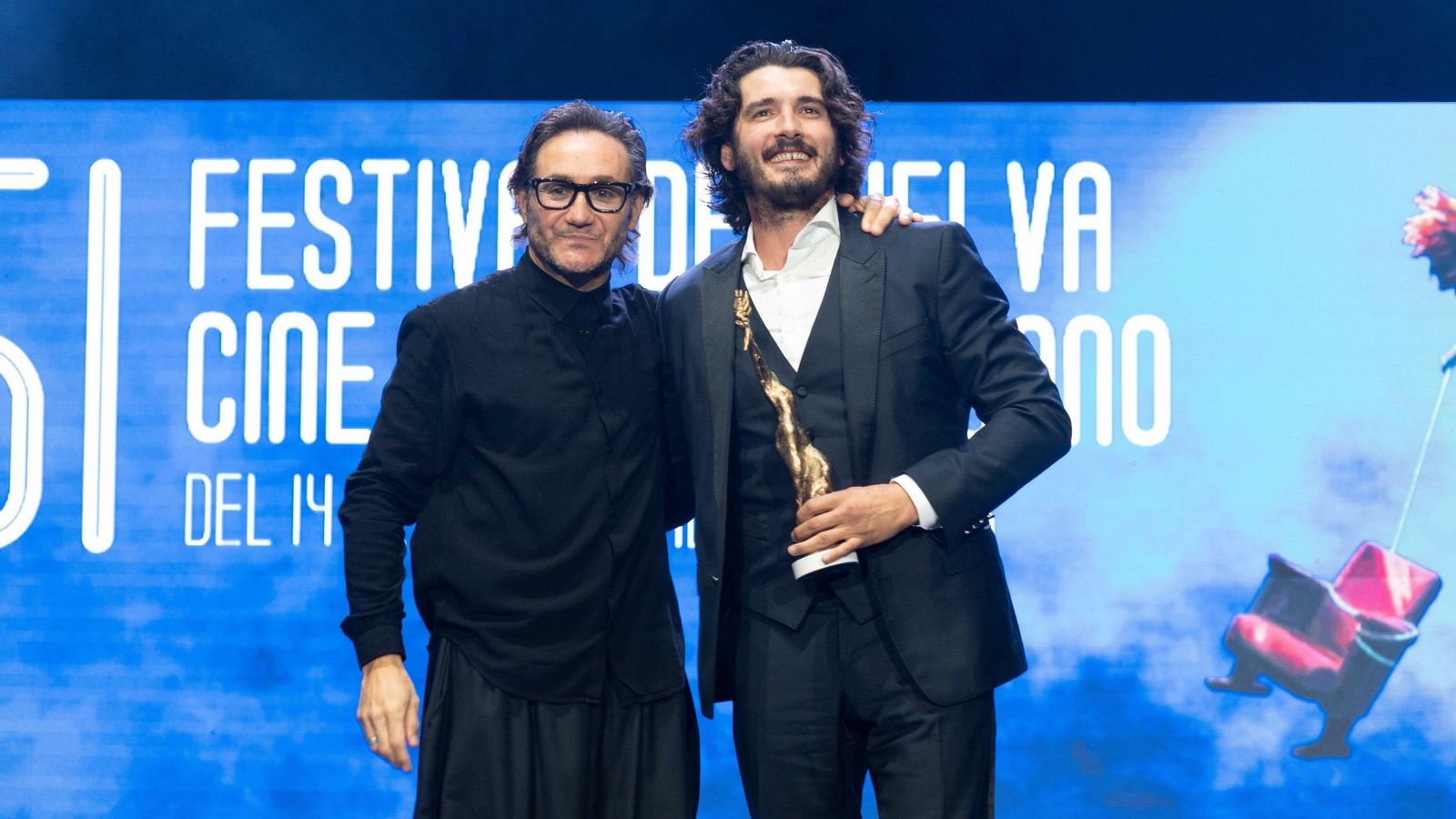 Yon González recoge el Premio Luz acompañado de Carlos Santos.