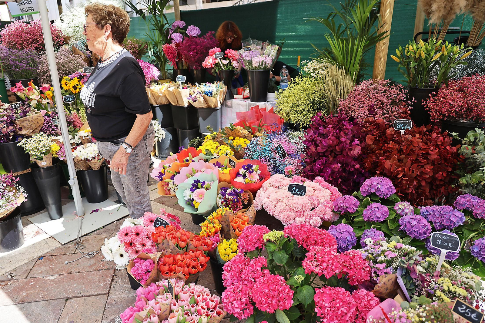 Imágenes del mercado floral ubicado en la Plaza de las Monjas de Huelva