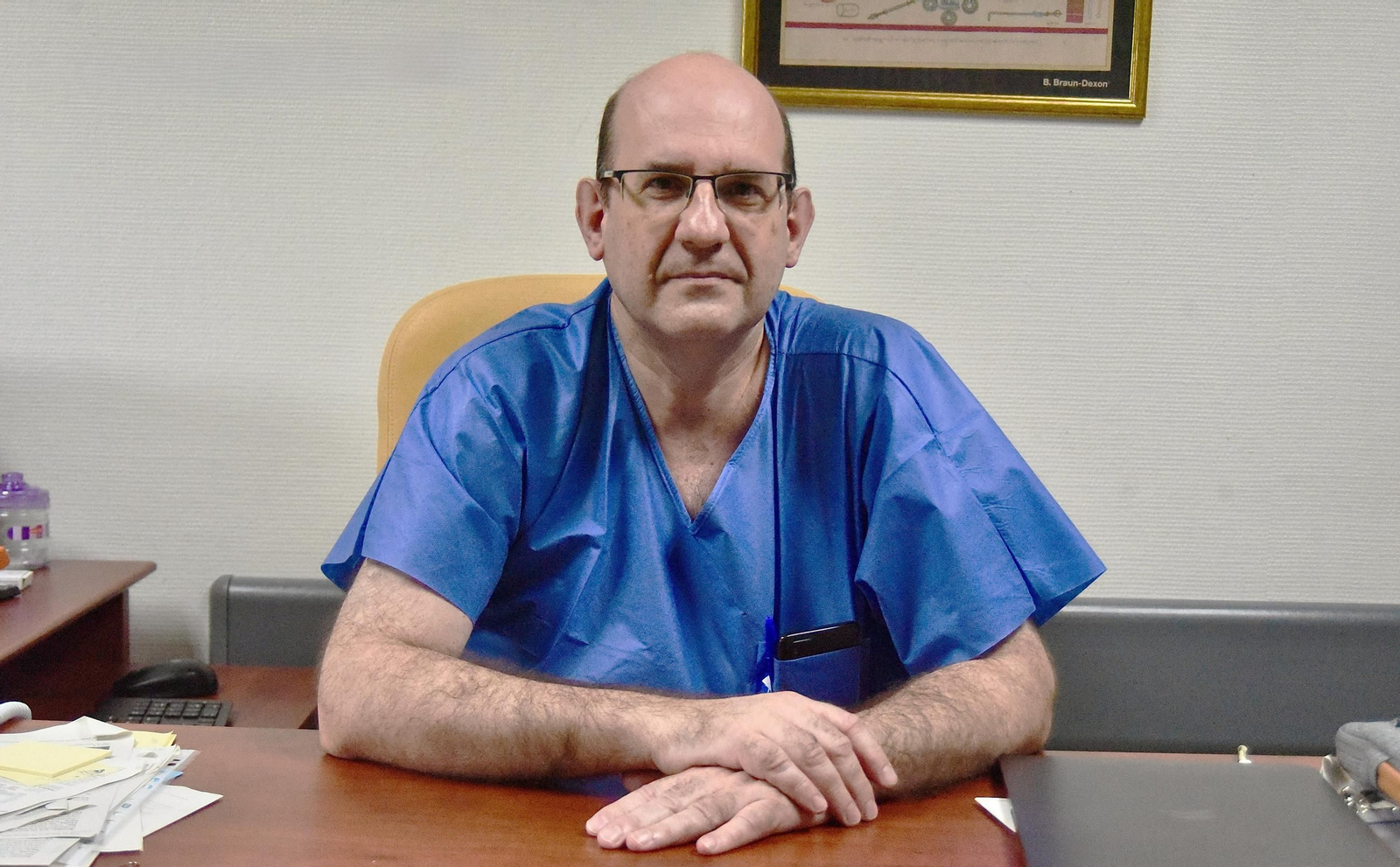 El doctor Javier Briceño, en su despacho en el Hospital Reina Sofía.