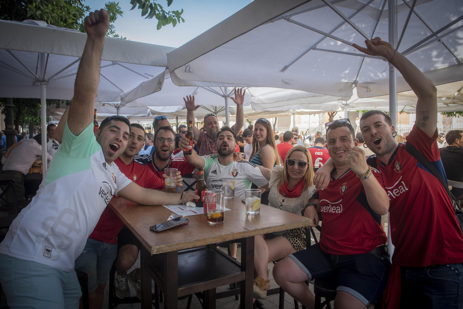 Búscate en las fotos de la afición de Osasuna en Sevilla en la final de la Copa del Rey