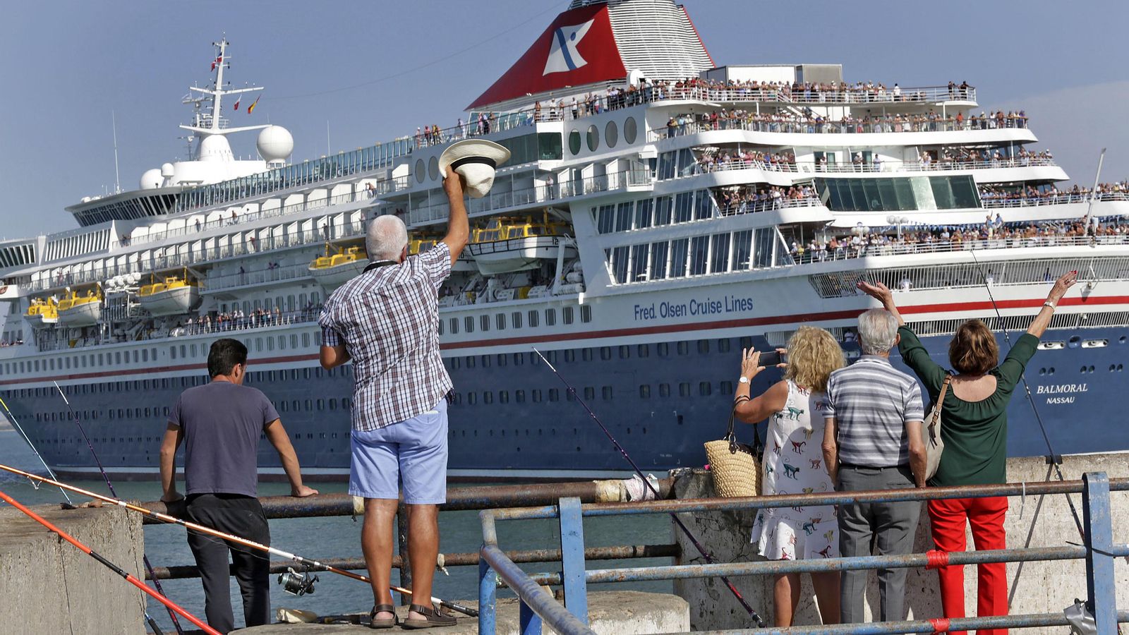 Un grupo de gaditanos saluda a un crucero desde la Punta de San Felipe.