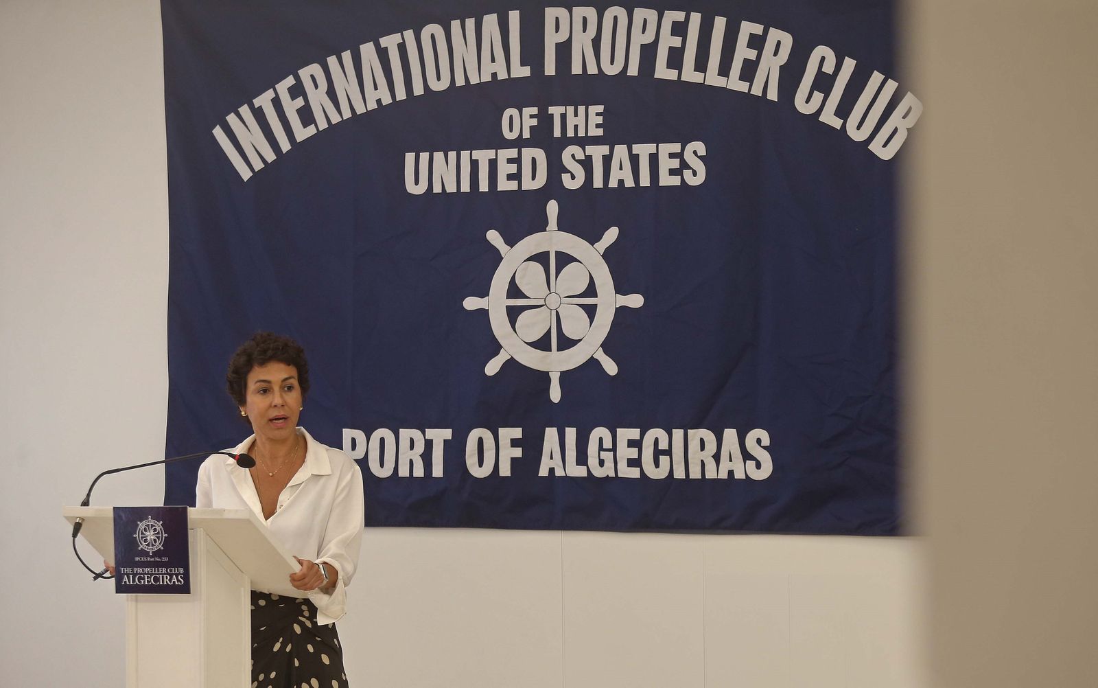 Isabel Pardo de Vera durante el coloquio en el Propeller Club de Algeciras.