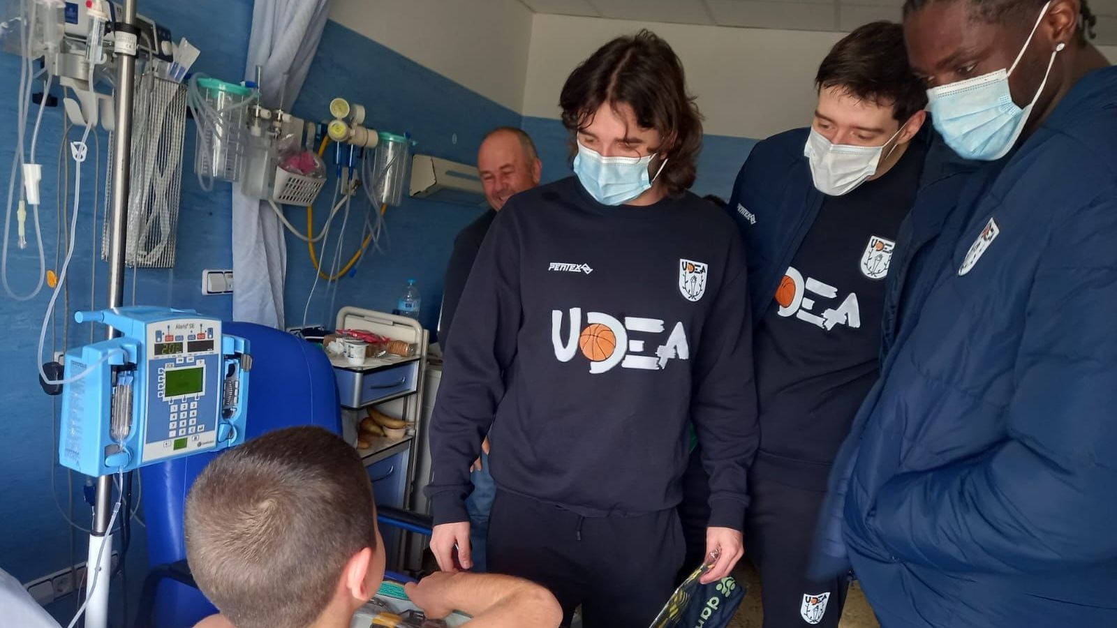 Un momento de la visita de los jugadores de Udea al Punta Europa