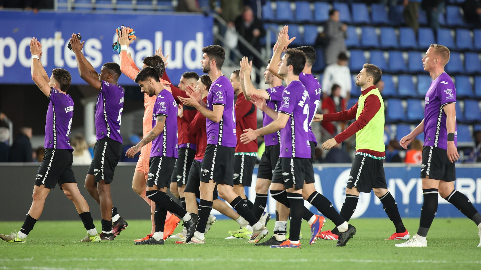 Los jugadores del Córdoba CF agradecen el apoyo a sus aficionados desplazados a Tenerife. Los jugadores del Córdoba CF agradecen el apoyo a sus aficionados desplazados a Tenerife.