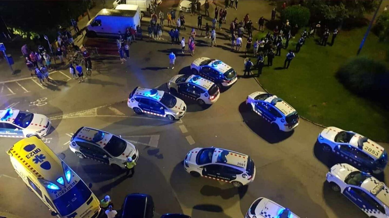 Despliegue de los Mossos d'Esquadra tras el ataque al piso el domingo.