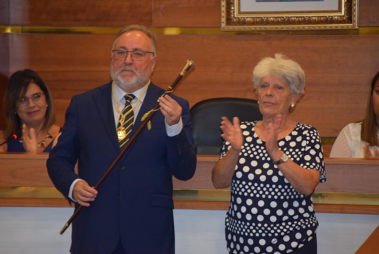 El alcalde de Alhaurín de la Torre con el bastón de mando.