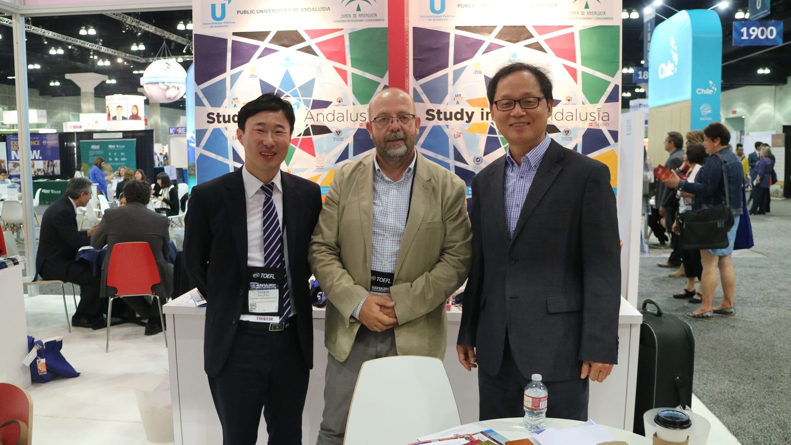 Visita de socios asiáticos al stand de Andalucía