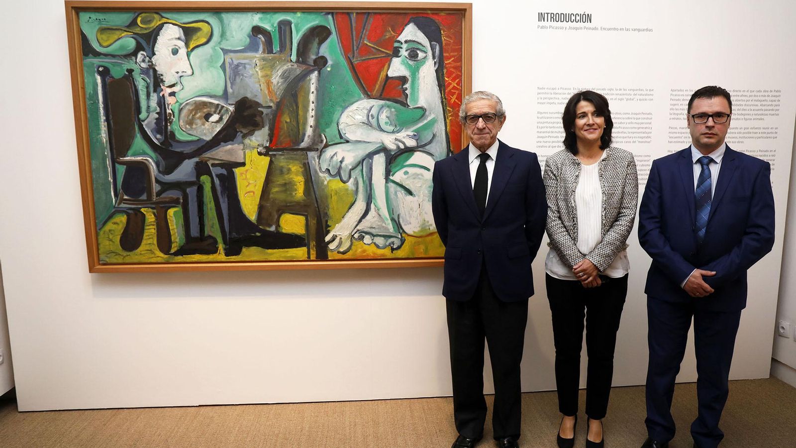 Braulio Medel, Emilia Garrido y el comisario de la muestra ante 'El pintor y la modelo' de Picasso.