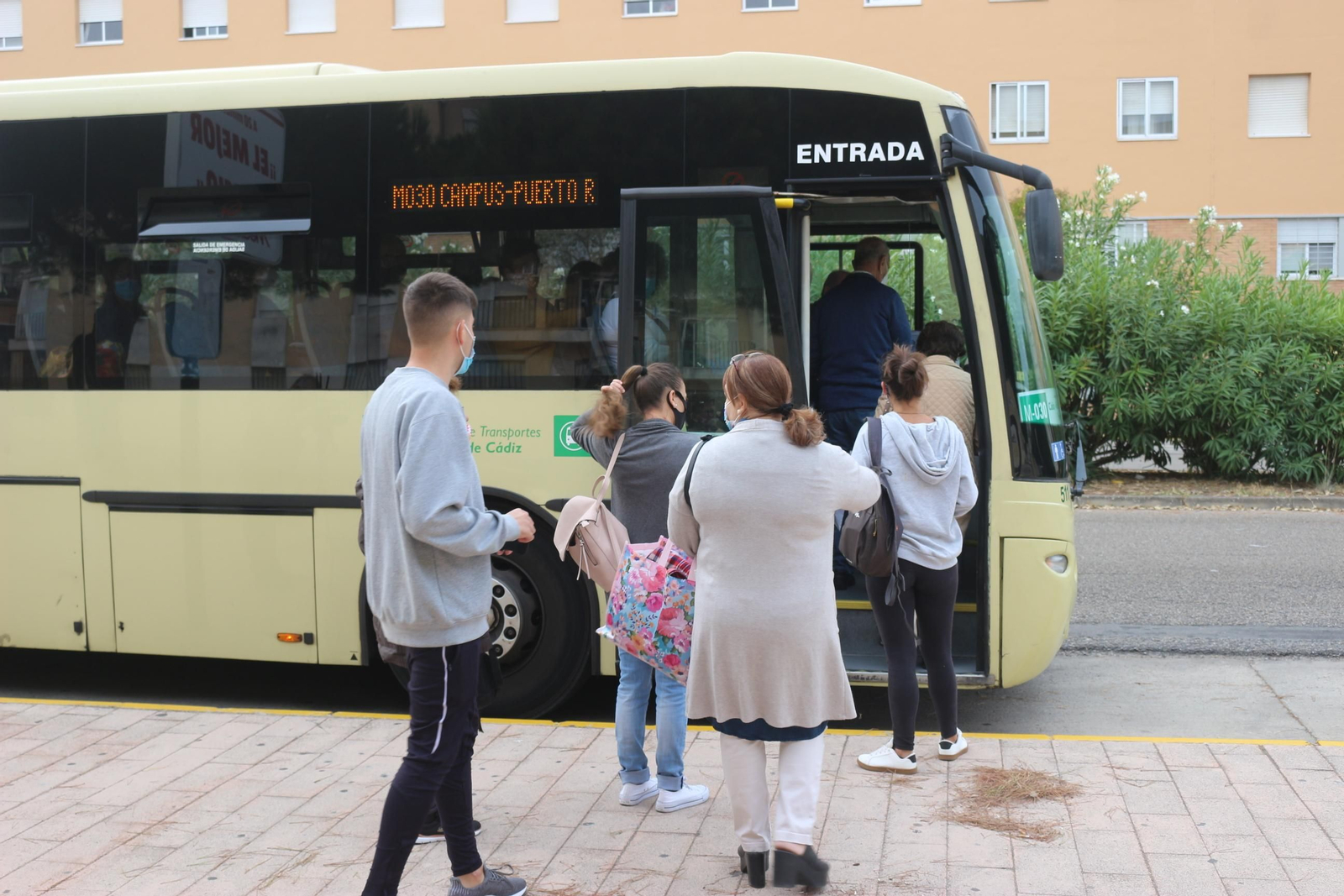 Usuarios del transporte público en la barriada Río San Pedro