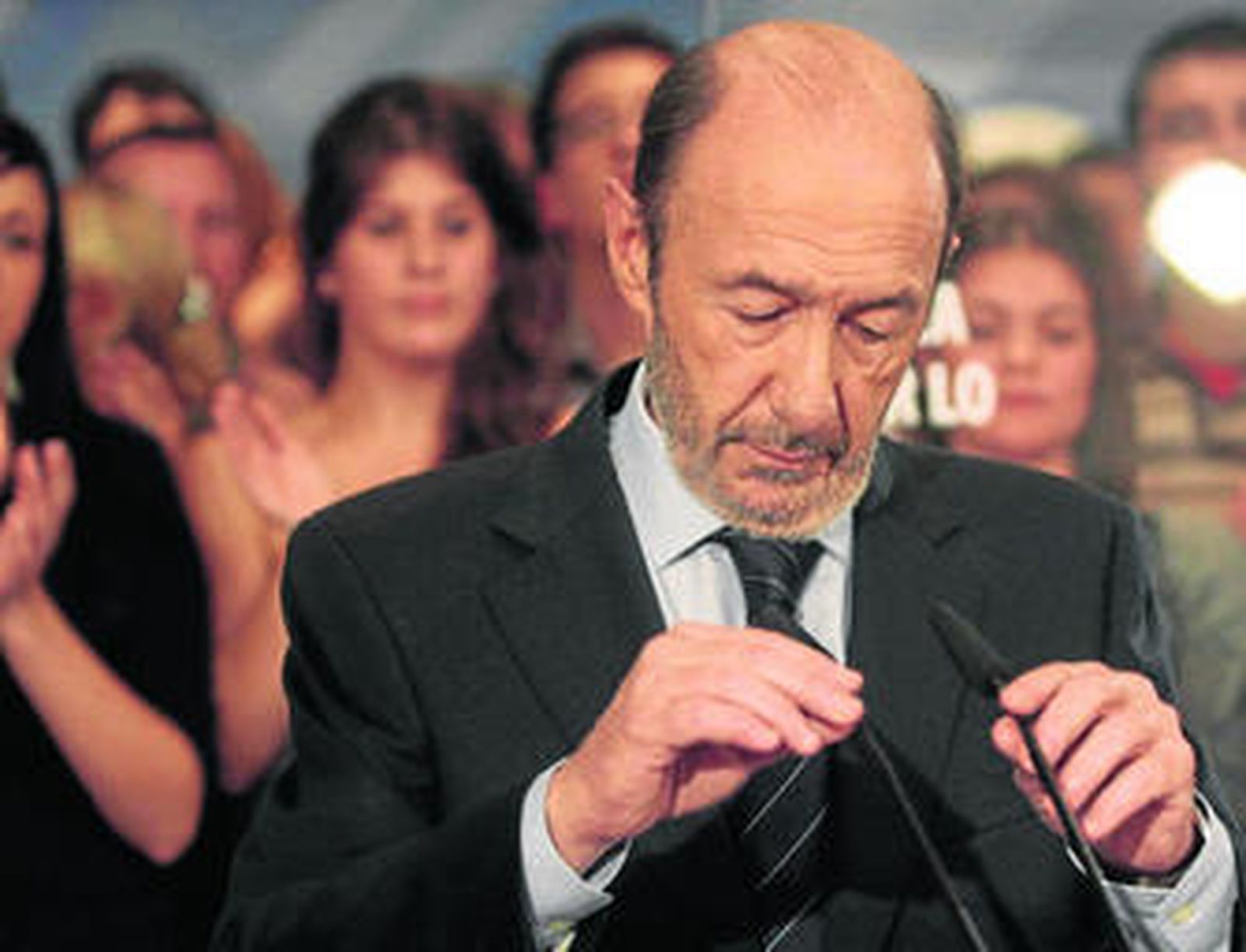 Hace cuatro años, el efecto 'underdog' no le sirvió a Rubalcaba ante Rajoy. Su salida fue la dimisión.