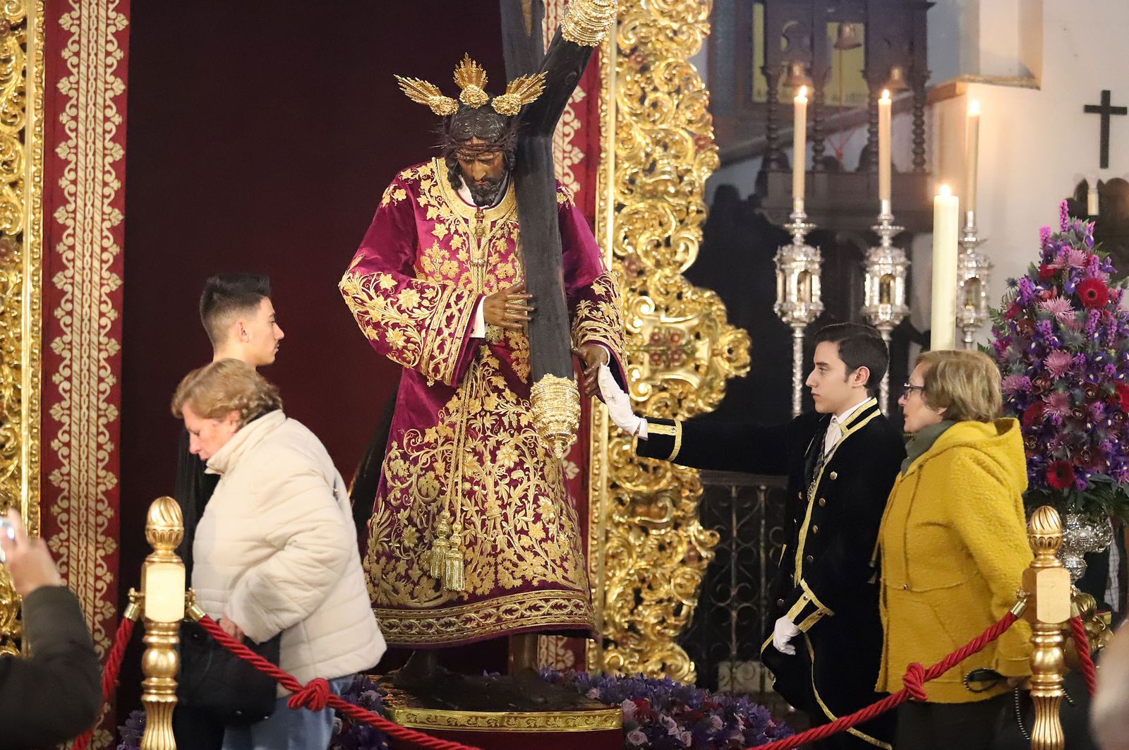 Imágenes de la bendición la la nueva túnica del Señor de Pasión y posterior besamanos