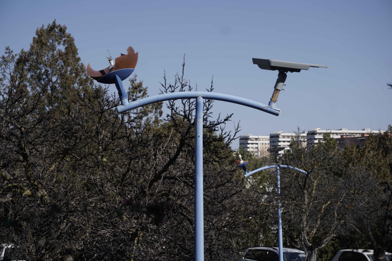 Farolas de la Exposición de 1992 rotas en el recinto.