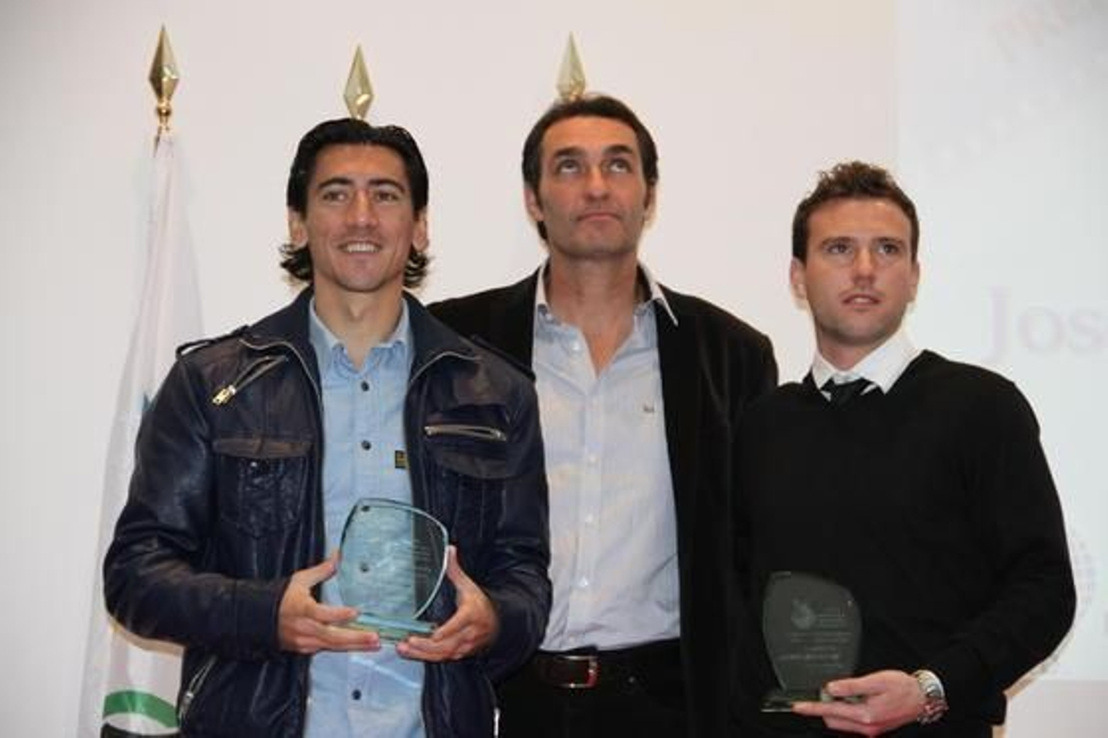 Los jugadores del Getafe Pedro Ríos y Mané, reconocidos por conseguir la clasificación del conjunto azulino para la Liga Europa. 

Foto: Manuel Aragon Pina