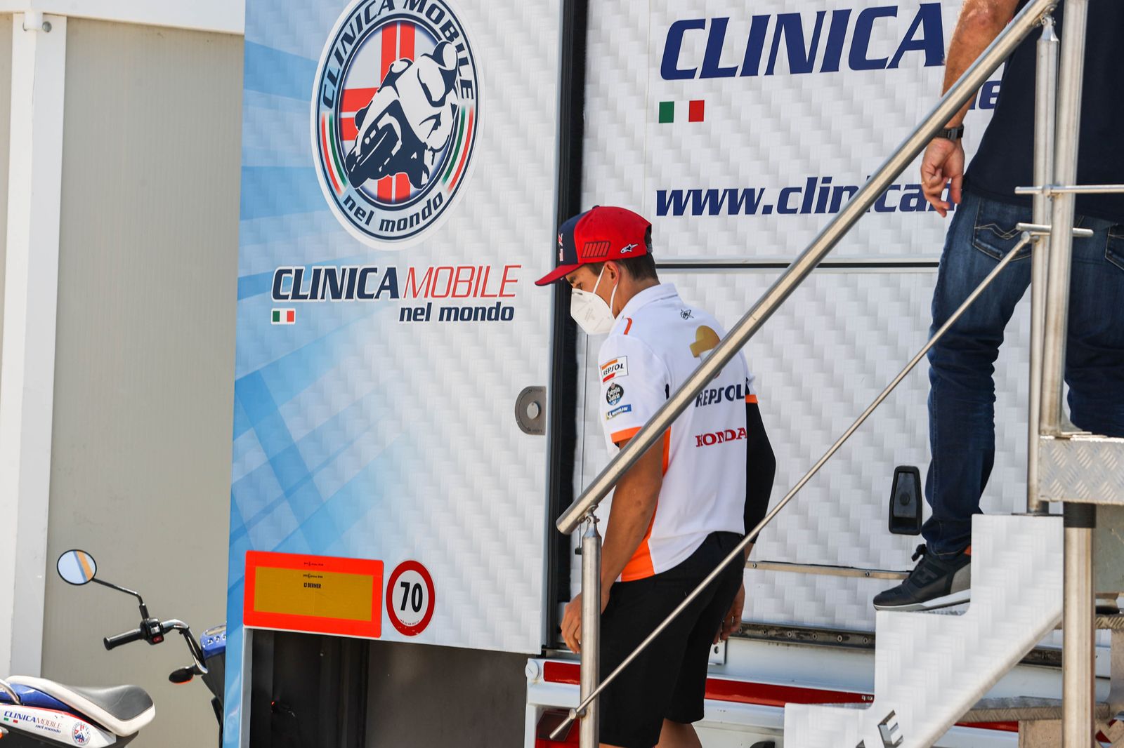 Marc Márquez, saliendo hoy de la Clínica Mobile en el Circuito.