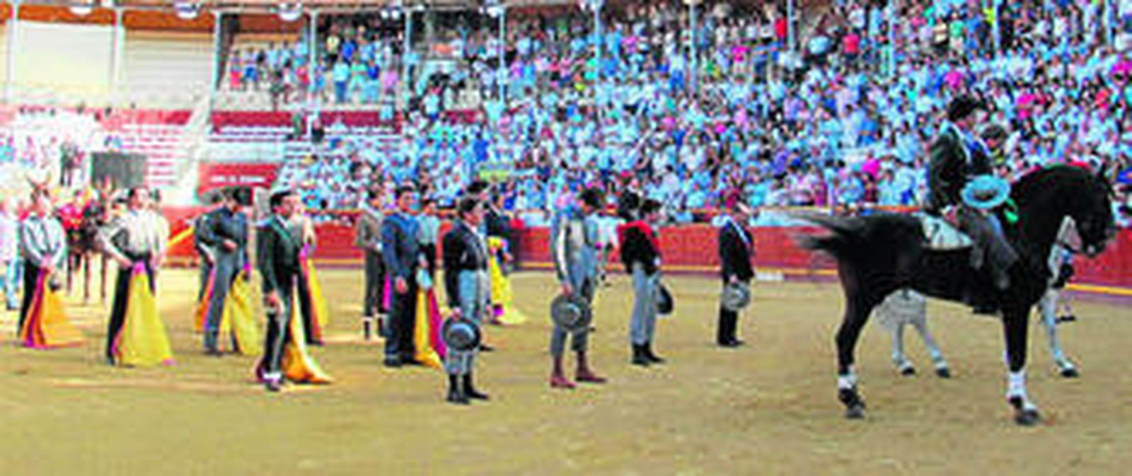 El emotivo arranque del festejo con el público en pie y las cuadrillas descubiertas en el momento en una oración coral dirigida por el padre Gil.