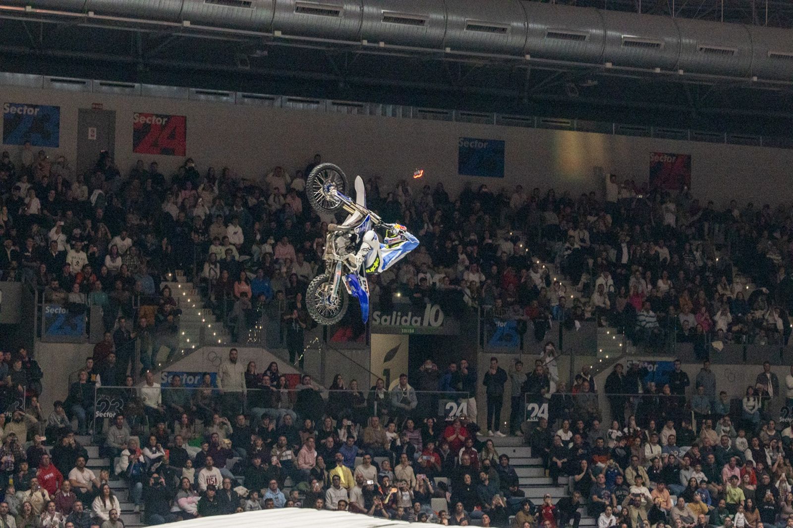 En imágenes: el Olivo Arena vibra con piruetas y motor en estado puro en el Soloflow Freestyle (2)