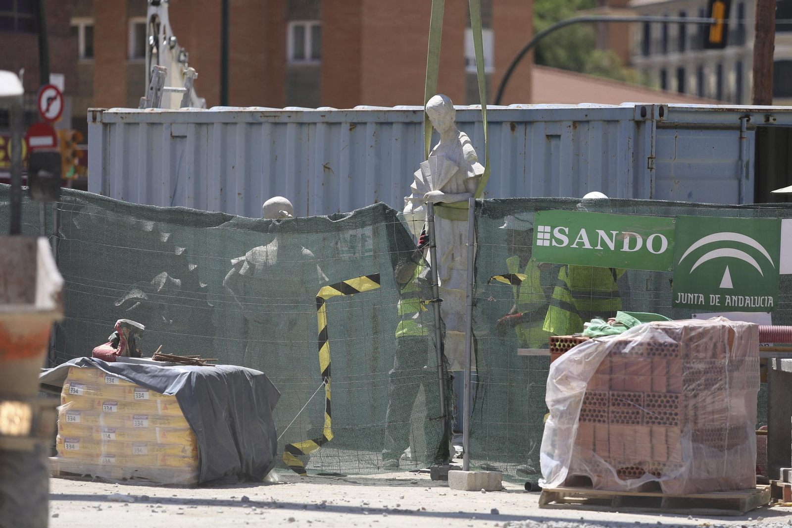 Fotos de la fuente de las Tres Gitanillas, que ya luce en la Avenida de Andalucía de Málaga