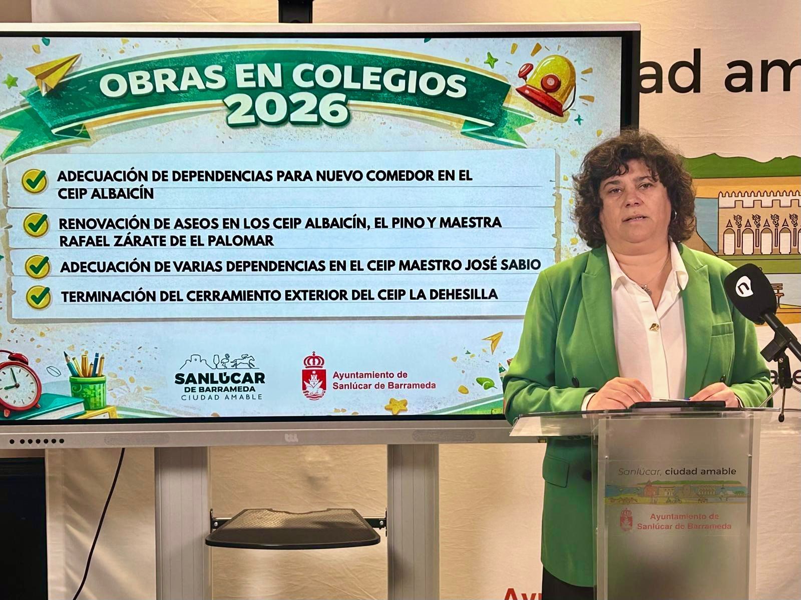 La alcaldesa de Sanlúcar informa de próximas obras en colegios públicos.