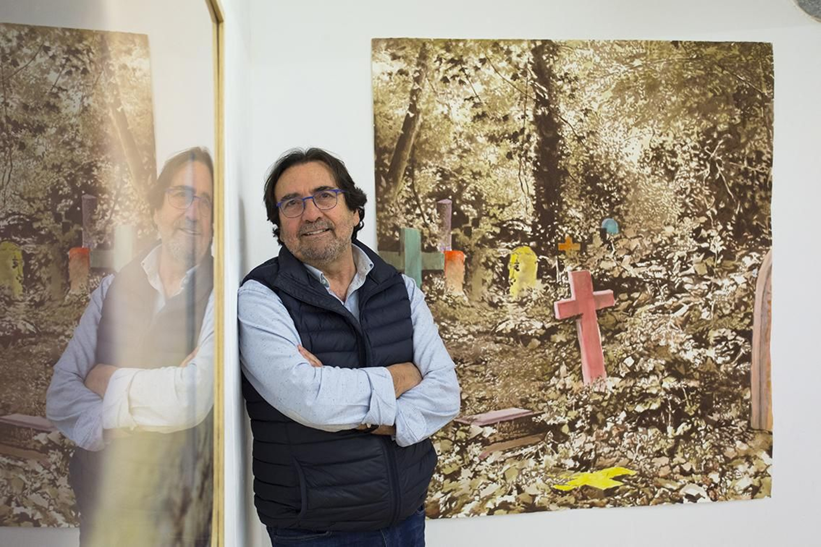 Pepe Barroso junto a una de sus obras expuestas en AlCultura.