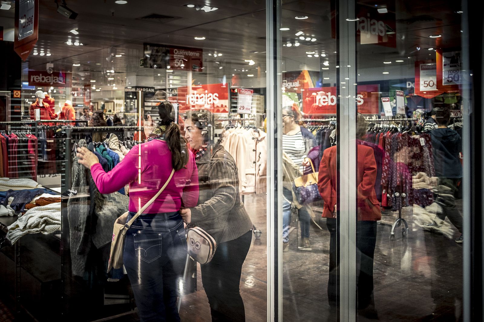 Ambiente de rebajas en el centro comercial Bahía Sur.