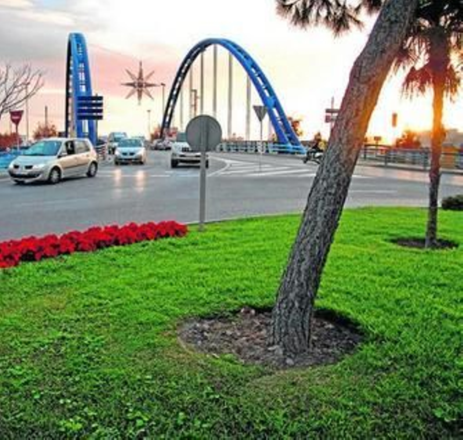 Una de las rotondas de la ciudad con césped situada junto al Puente Azul.
