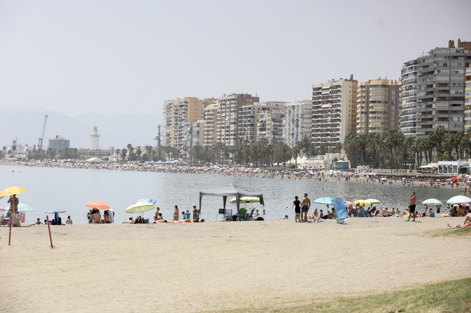 Gran ambiente en las playas de Málaga en plena jornada electoral