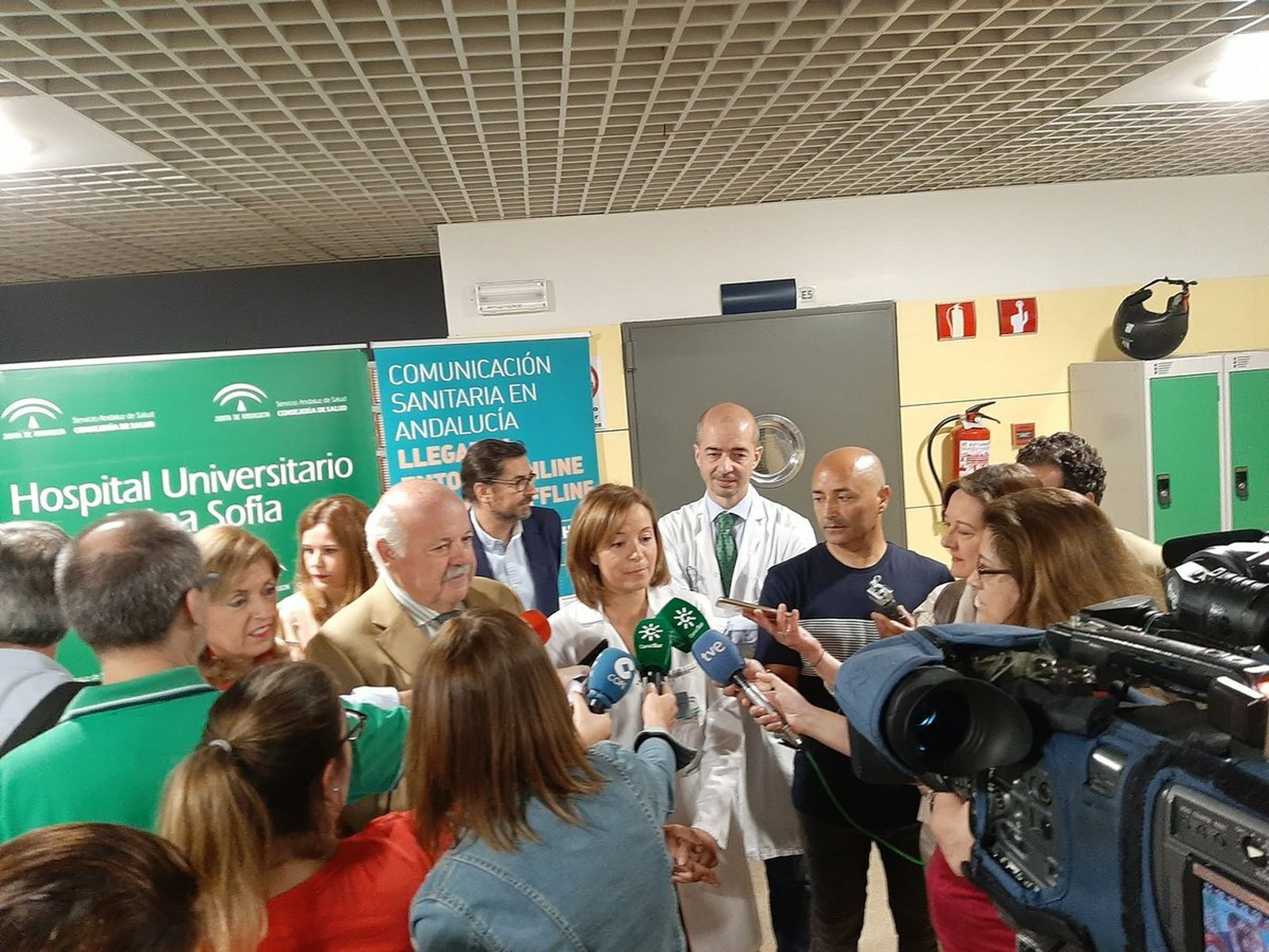 Jesús Aguirre atiende a los medios en la inauguración de las jornadas