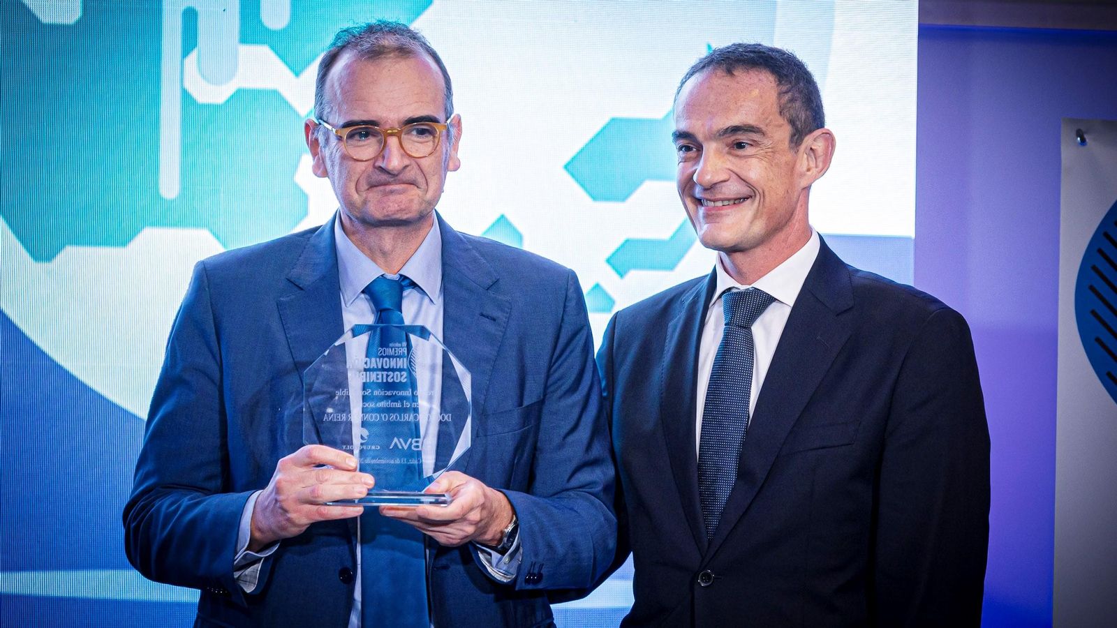 El doctor Carlos O'Connor (i) sostiene el premio Innovación Sostenible, entregado por Francisco Javier Jerez Basurco.