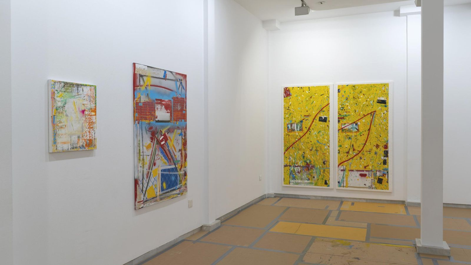 Algunas de las obras en lienzo de la exposición.