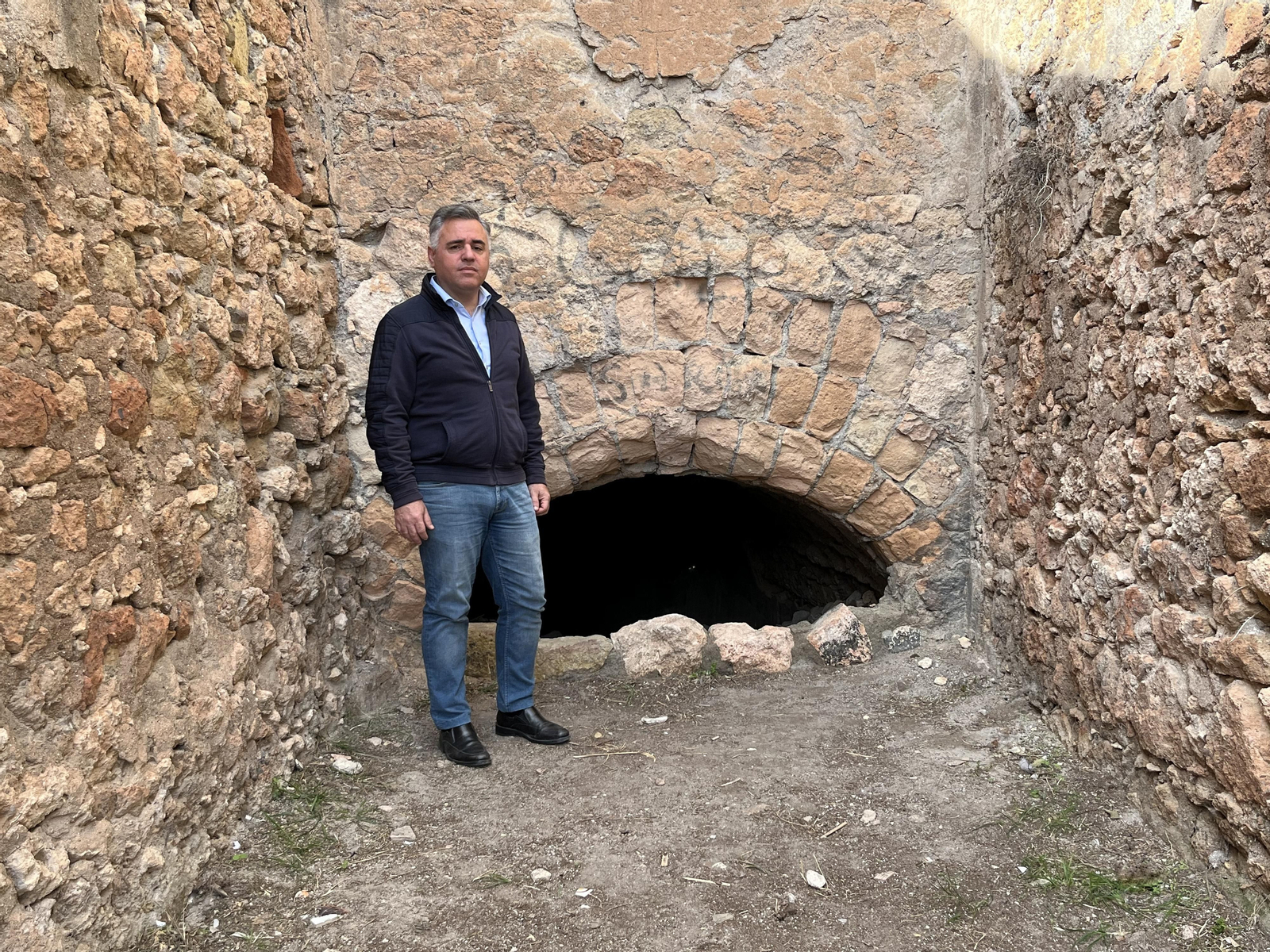 Ruano, a la entrada de la Cueva de la Campsa