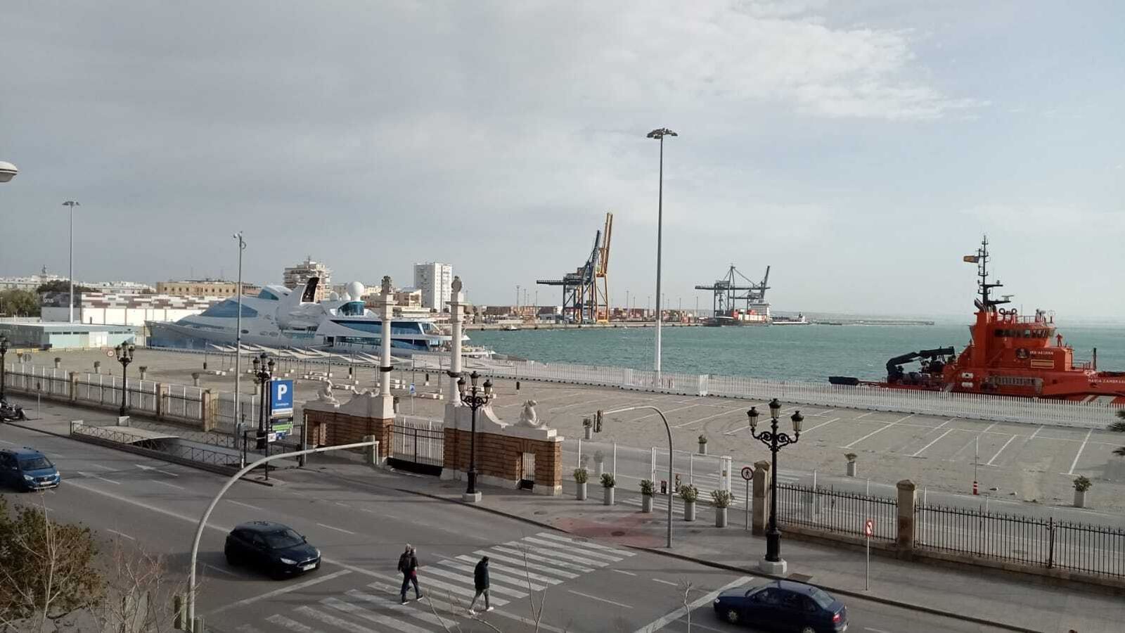 El megayate Yas, junto a un buque de salvamento marítimo eran las dos únicas embarcaciones que se veía en Muelle Comercial de Cádiz esta mañana