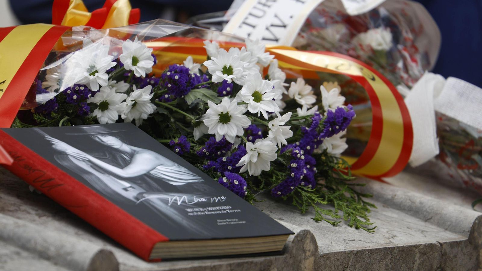 El libro 'Mírame' y un ramo de flores, sobre la tumba de Julio Romero de Torres en el cementerio de San Rafael. El libro 'Mírame' y un ramo de flores, sobre la tumba de Julio Romero de Torres en el cementerio de San Rafael.