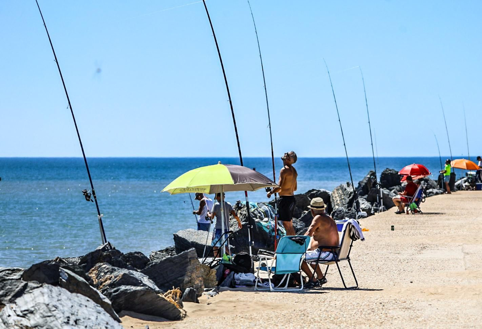 Imágenes de la soleada mañana de playa en Punta Umbría