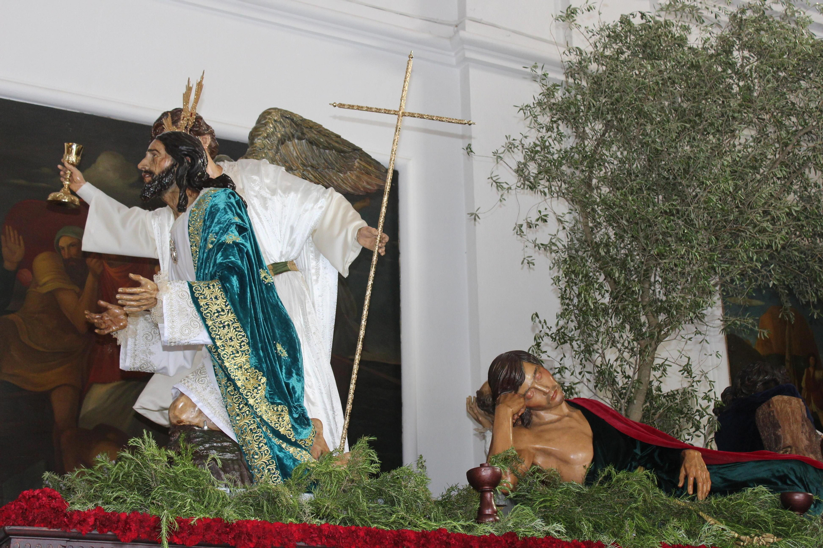 El paso de la Sagrada Oración en el Huerto se preparaba ayer en la parroquia de San Paulino de Barbate.