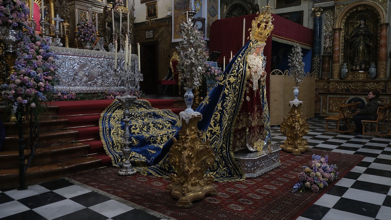 María Santísima de la Salud estrenando su nuevo manto durante la veneración