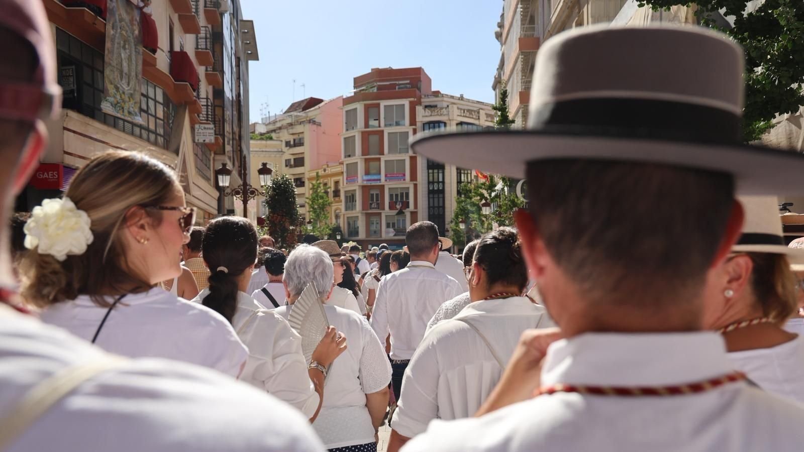 Una auténtica marea de camisas blancas acompañan a la Virgen de los Milagros